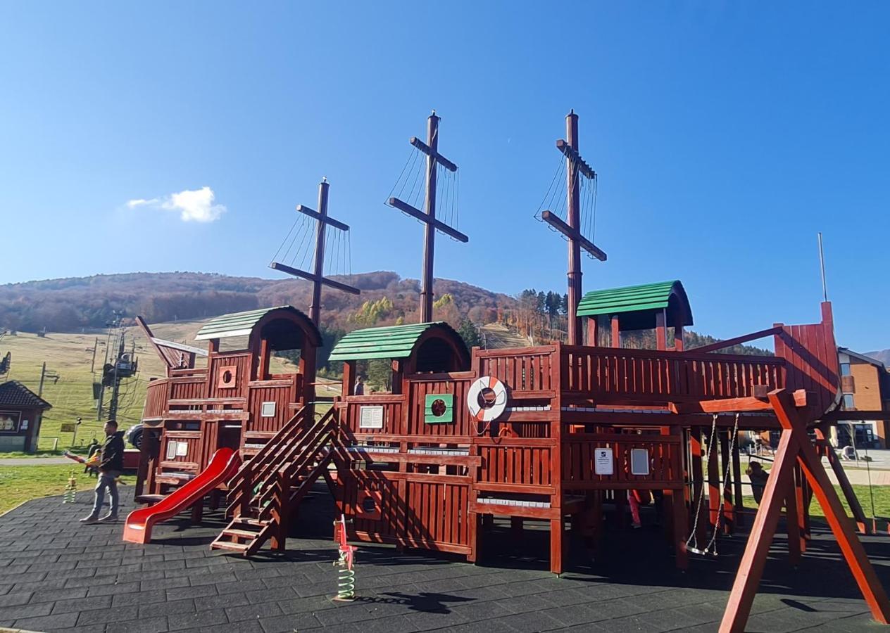 Snowland Apartmany Valča Exterior foto